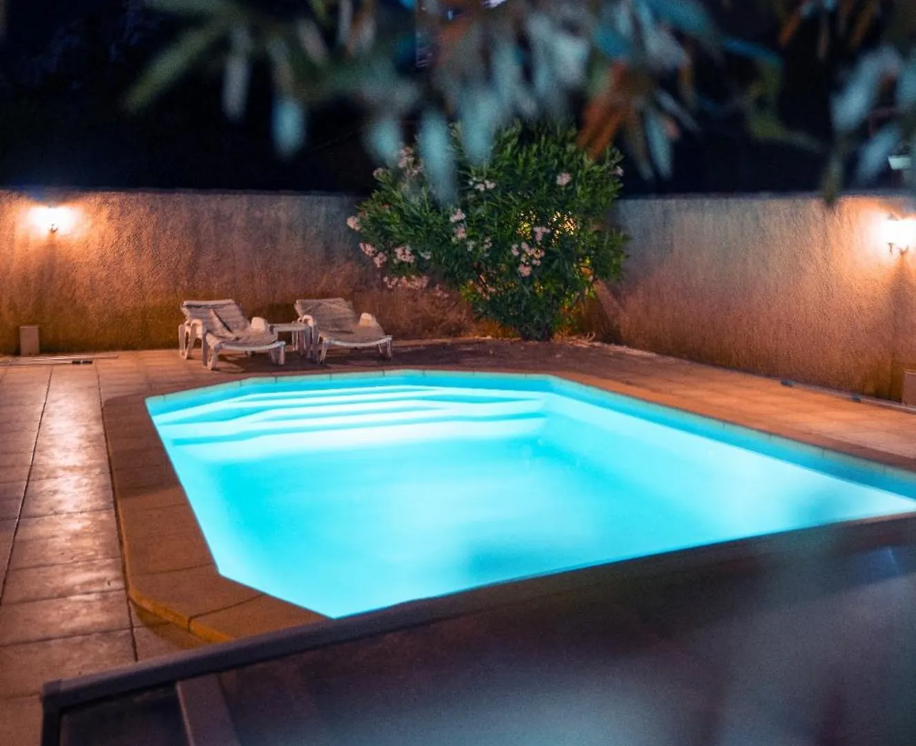 Couette-café Chambre privée avec Piscine Marseille